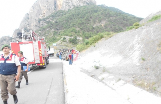 Osmaneli'nde Devrilen TIR'da Sürücü Yaralandı