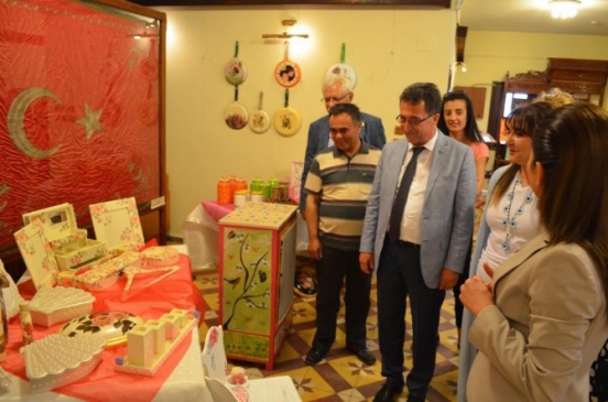 Balıkesir'de Ahşap Boyama Sergisi Açıldı