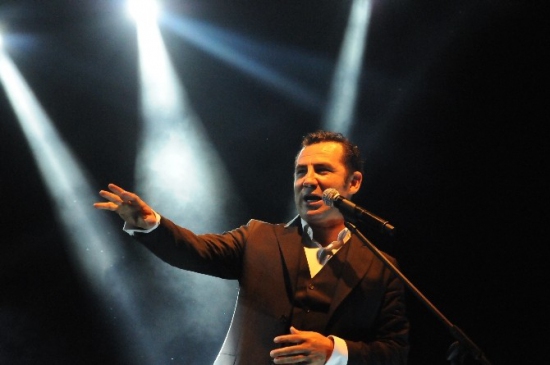 Ferhat Göçer Mustafakemalpaşa'da Coşku Dolu Konser Verdi