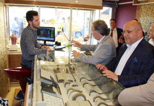 Sedat Namal Albay Karaoğlan Caddesi'nde Esnafı Ziyaret Etti