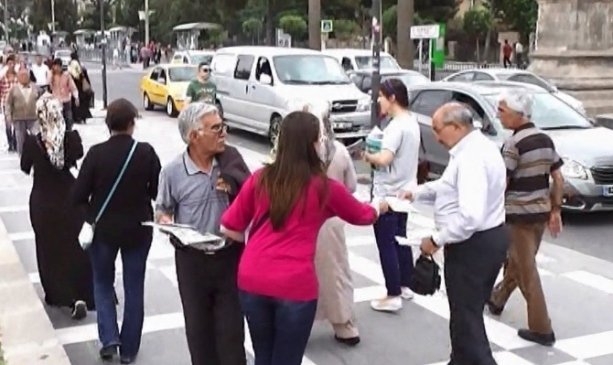 Şanlıurfa'da AK Kadınlardan Gazete ve Kitap Dağıtımı