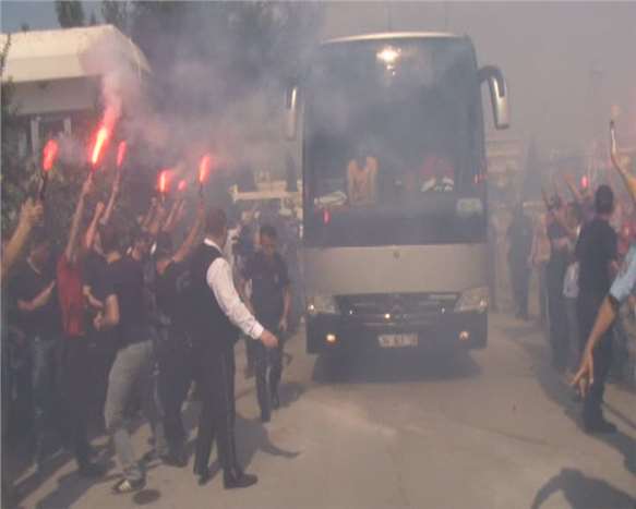 Galatasaray Bursa'ya Kupada Taraftar Coşkusu ile Geldi