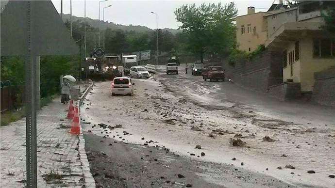 Kayseri'de Sağanak Yağış Sel Getirdi: Ulaşım Etkilendi