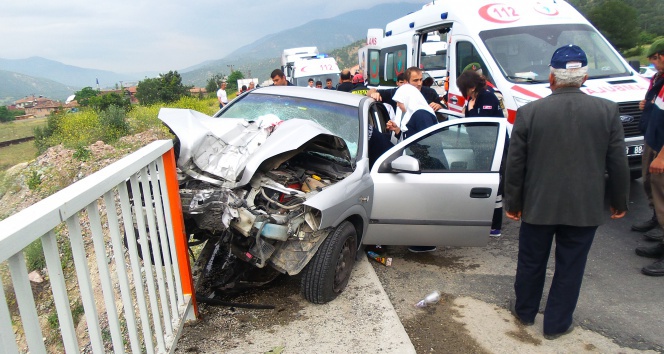 Kastamonu'da Köprü Direğine Saplanan Otomobilde 1 Ölü, 3 Yaralı
