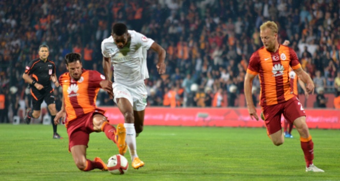 Bursa'da Maç İzlerken Turistin Eşyaları Çalındı