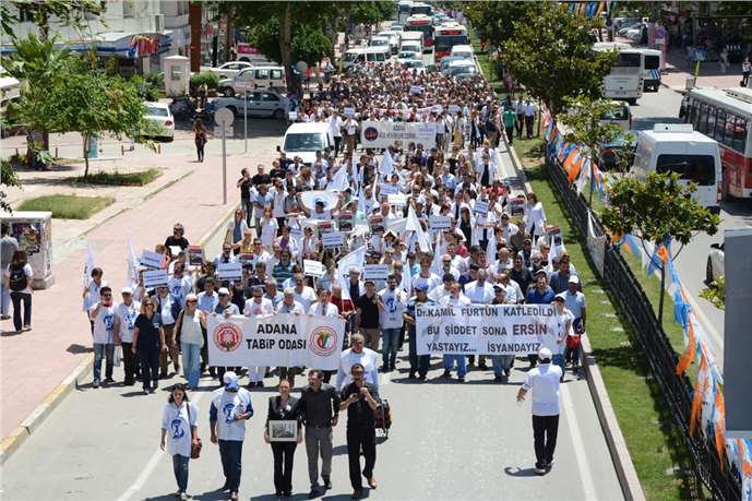 Adana'da Hekimlere Yönelik Protesto Düzenlendi