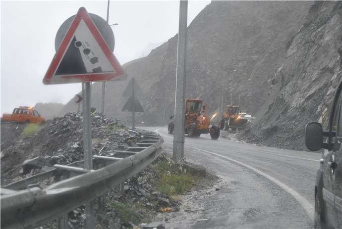 Hakkari'de Sağanak Yağış Sonrası Heyelan: Yol Kapandı
