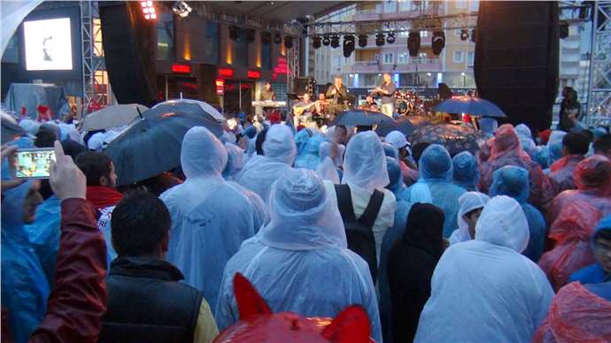 Kubat, Nevşehir'de Yağmur Altında Konser Verdi