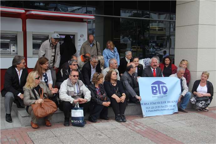 Bursa'da Tüketiciler Ziraat Bankası'na Eylem Düzenledi