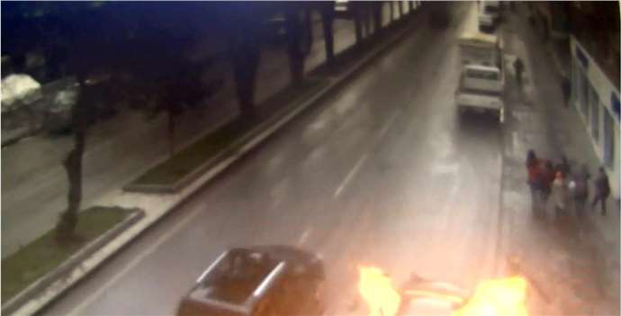 Tatvan’da Park Halindeki Araç Patladı: Sürücü Son Anda Kurtuldu