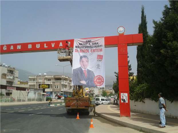 Kırıkhan'da CHP Afişlerine Saldırı: Tepkiler Çığ Gibi Büyüyor