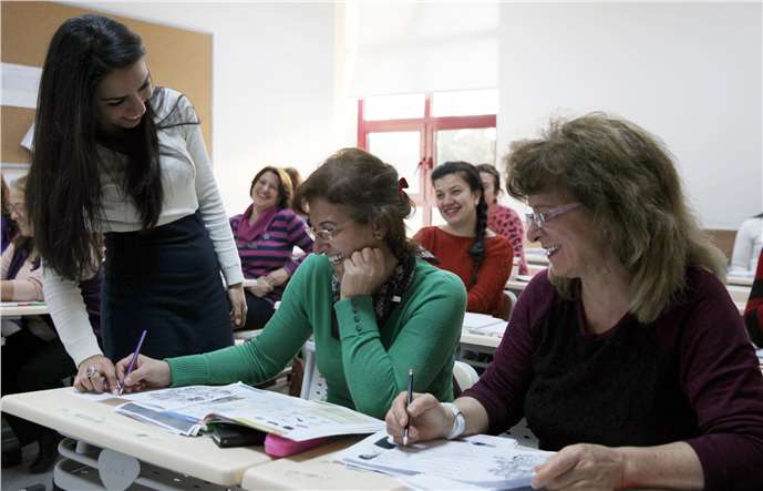 İzmir'de 50 Yaş Üstü Kadınlar İngilizce Öğrenerek Mezun Oldu