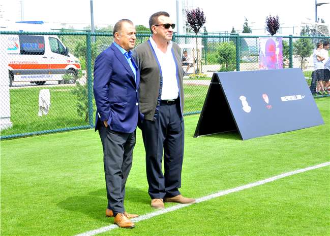 Fatih Terim, Halı Saha Ligi Şampiyonlarıyla Buluştu