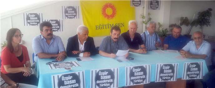 Antalya'da Can Dündar'a Destek Gösterisi Yapıldı