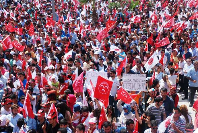 Osmaniye'de Bahçeli Mitinginde Özgür Medya Pankartı Açıldı