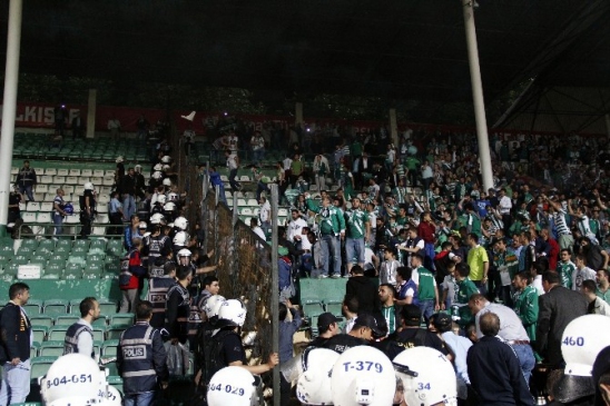 Bursaspor-Galatasaray Maçında Koltuk Isabeti: 1 Yaralı