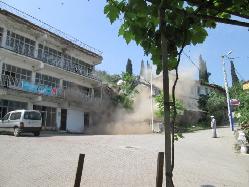 Gemlik'te Metruk Binaların Yıkımına Devam Ediliyor