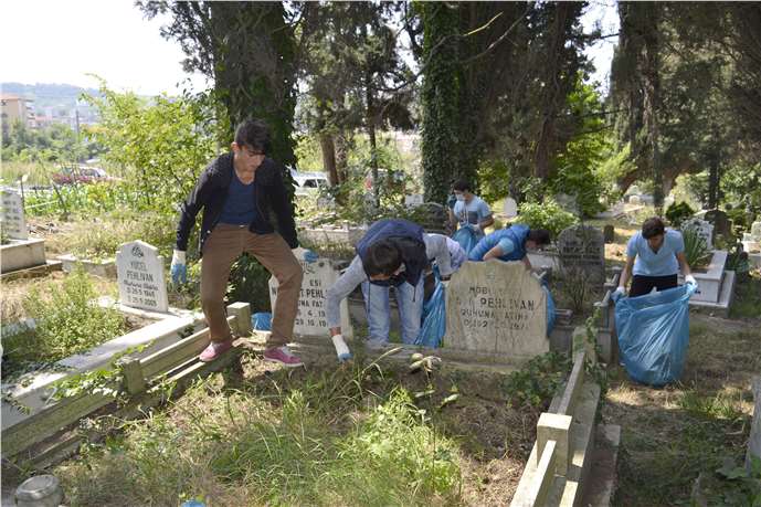 Zonguldak'ta Öğrenciler Mezarlıkta Temizlik Yaptı