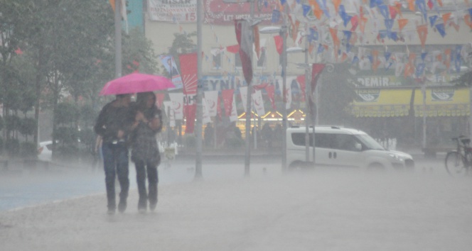 Bolu'da Yağmur Hayatı Felç Etti: Alt Geçitler Su Altında Kaldı