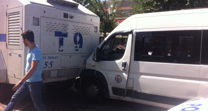 Diyarbakır'da Minibüs TOMA'ya Çarptı: 4 Yaralı
