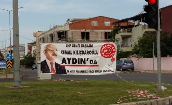 Aydın'da Liderlerin Pankartları Hala Asılı Duruyor