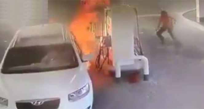 Suudi Arabistan'da Lüks Araç Benzin Alırken Yandı