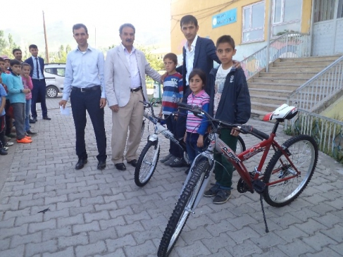 Varto'da Başarı Gösteren Öğrencilere Bisiklet Hediye Edildi