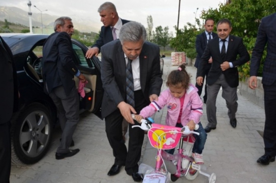 Erzincan'da Vali Kahraman'dan Minik Berensu'ya Bisiklet Hediyesi