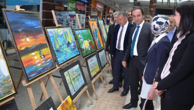 Tatvan'da Resim Sergisi Açıldı: Kaymakam Erkan İlgi Gösterdi