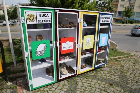 İzmir'de İhtiyaç Sahiplerine Yardım Eli: Paylaşım Dolabı