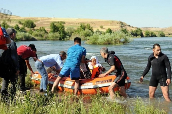 Eğil'de Baraj Kapakları Açıldı, Piknikçiler Mahsur Kaldı