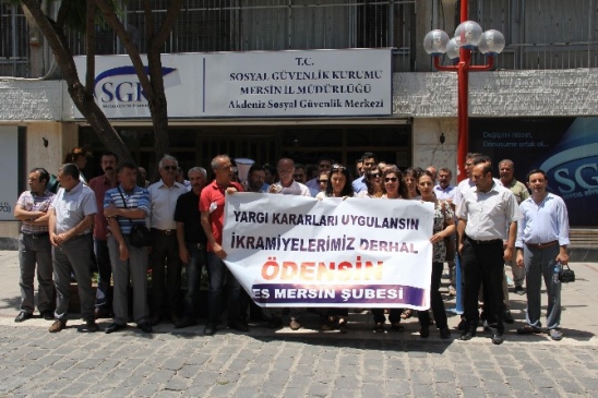 Mersin'de SGK ve İŞKUR Çalışanları İkramiye Talep Etti