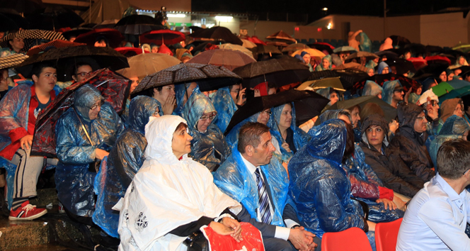 Bursa'da Yağmur Altında Türk Sanat Müziği Gecesi Coşkusu