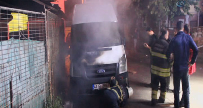 İzmit'te Park Halindeki Minibüs Yandı