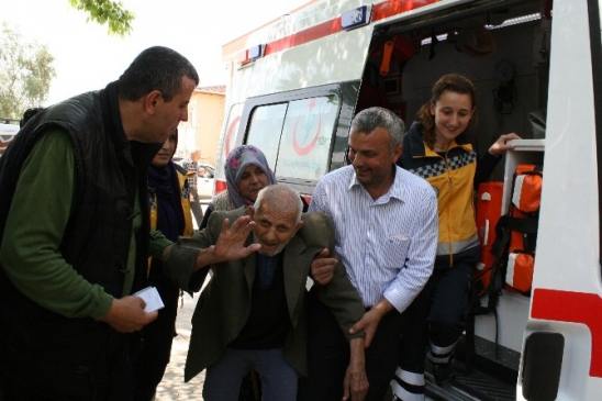 Düzce'de Engelli Genç ve Dedesi Oy Kullanmak İçin Ambulansla Geldi