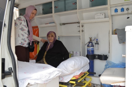 Kula'da Ambulansla Oy Kullanan 89 Yaşındaki Kadın