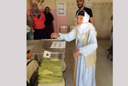 115 Yaşındaki Hacı Same Nine Oyunu Hasta Yatağından Kalkarak Kullandı