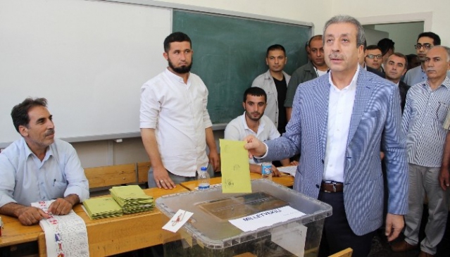 Diyarbakır'da Bakan Eker Oyunu Kullandı