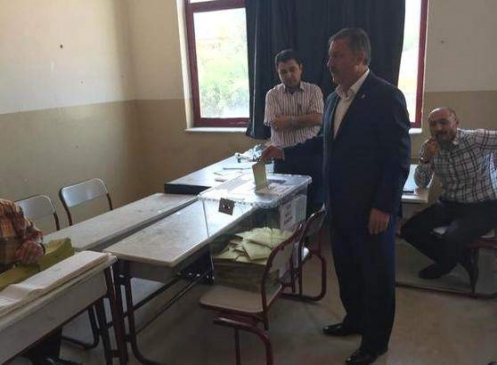 Selçuk Özdağ Oyunu Kullandı: Manisa'da Seçim Heyecanı