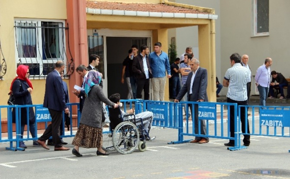 Engelli ve Yaşlı Vatandaşlar Seçim İçin Özel Araçlarla Taşındı