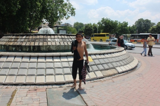 Gaziantep'te Çocuklar Süs Havuzunda Serinliyor