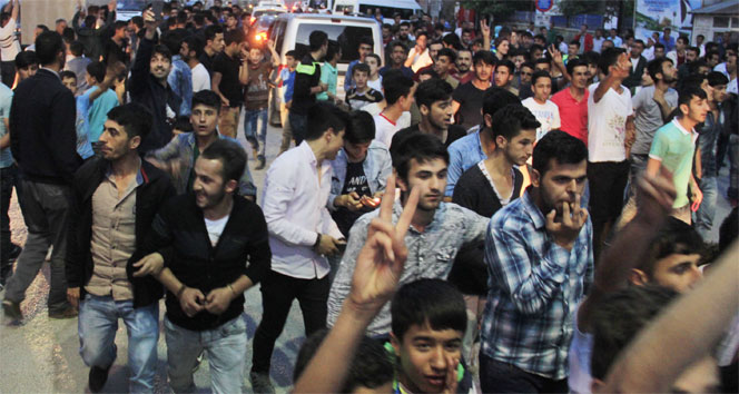 Hakkari'de Sevinç Gösterileri: Halk Sokağa Döküldü