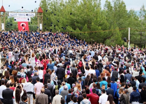 Gediz'de Mezuniyet Töreni: 970 Öğrenci Kep Giydi
