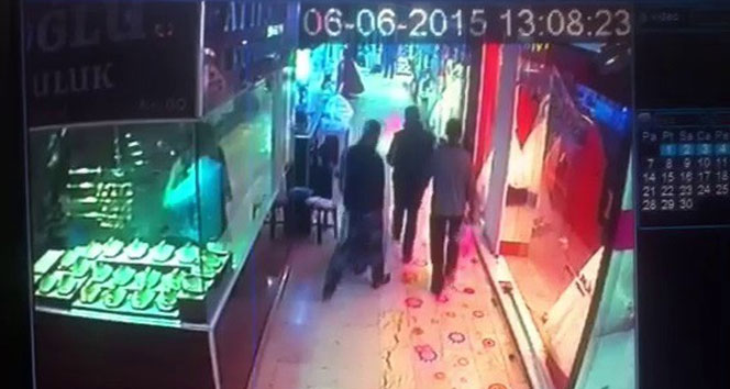 Adapazarı'nda Hırsızlık Anı Güvenlik Kamerasında