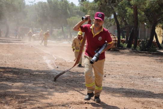 Erdemli'de Yangın Tatbikatı: Hortum Çekme Yarışı Düzenlendi