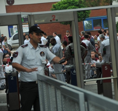 Tofaş Fabrikası'nda İşçiler Üretimi Durdurdu