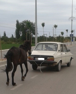 Çanakkale'de Atı Çeken Otomobil İlginç Görüntüler Oluşturdu