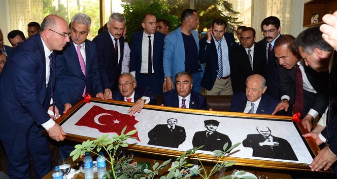 Devlet Bahçeli'ye Adana'dan Sürpriz Tablo Hediye Edildi