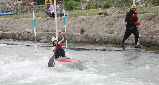 Ardeşen'de Akarsu Kano Yarışları Tamamlandı