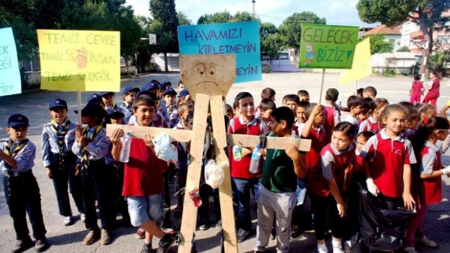Sarıgöl'deki Öğrenciler Çevre Temizliği Yaptı
